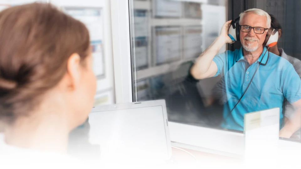 Exame audiológico sendo realizado em consultório